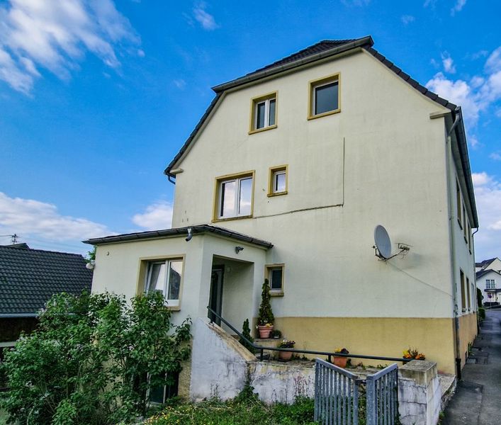 Wissen (Sieg): gut geschnittene 4-Zimmer-Dachgeschoss-Wohnung